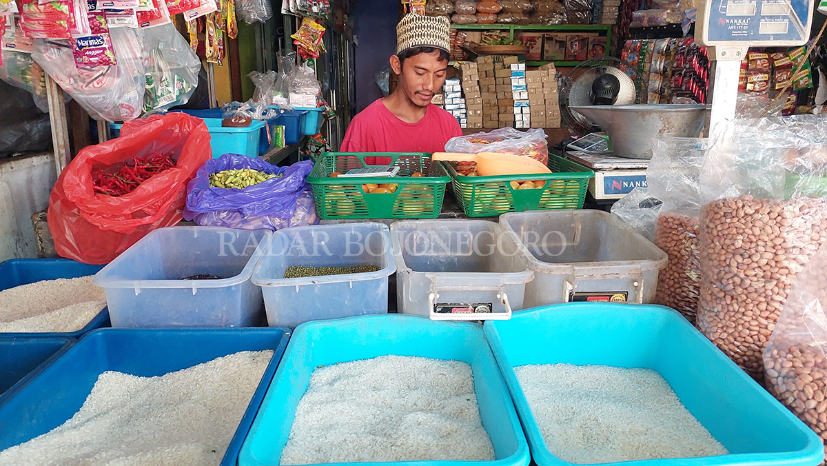 BAHAN POKOK: Beras dengan berbagai jenis dan kualitas dijual di kios milik Abdul Ghoni yang berada di Pasar Plaza Cepu. (LUKMAN HAKIM/RADAR BLORA)