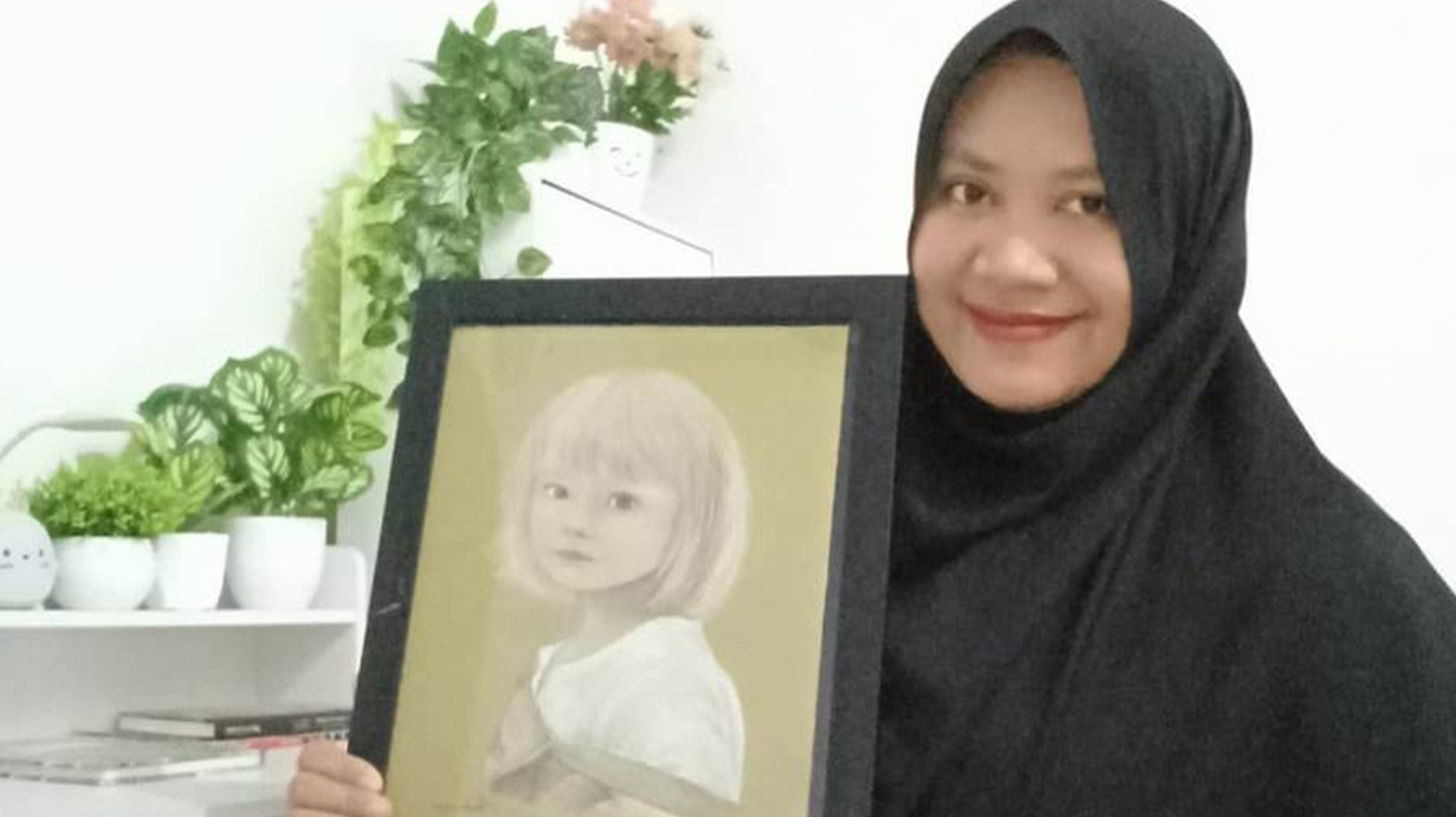 BERKARYA LEWAT LUKISAN: Rindu menunjukkan salah satu karyanya di pigura. (IST/RDR.BJN)