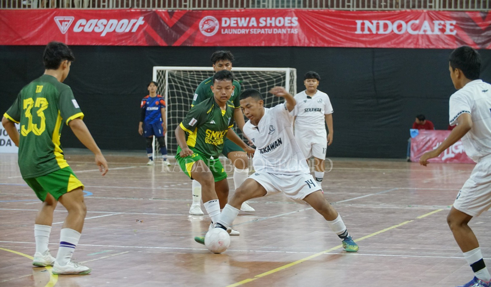 KOMPETITIF: Pemain Futsal bermain kompetitif baik untuk memertahankan puncak klasemen serta keluar dari zona merah. (IRVAN RAMADHAN/RDR.BJN)
