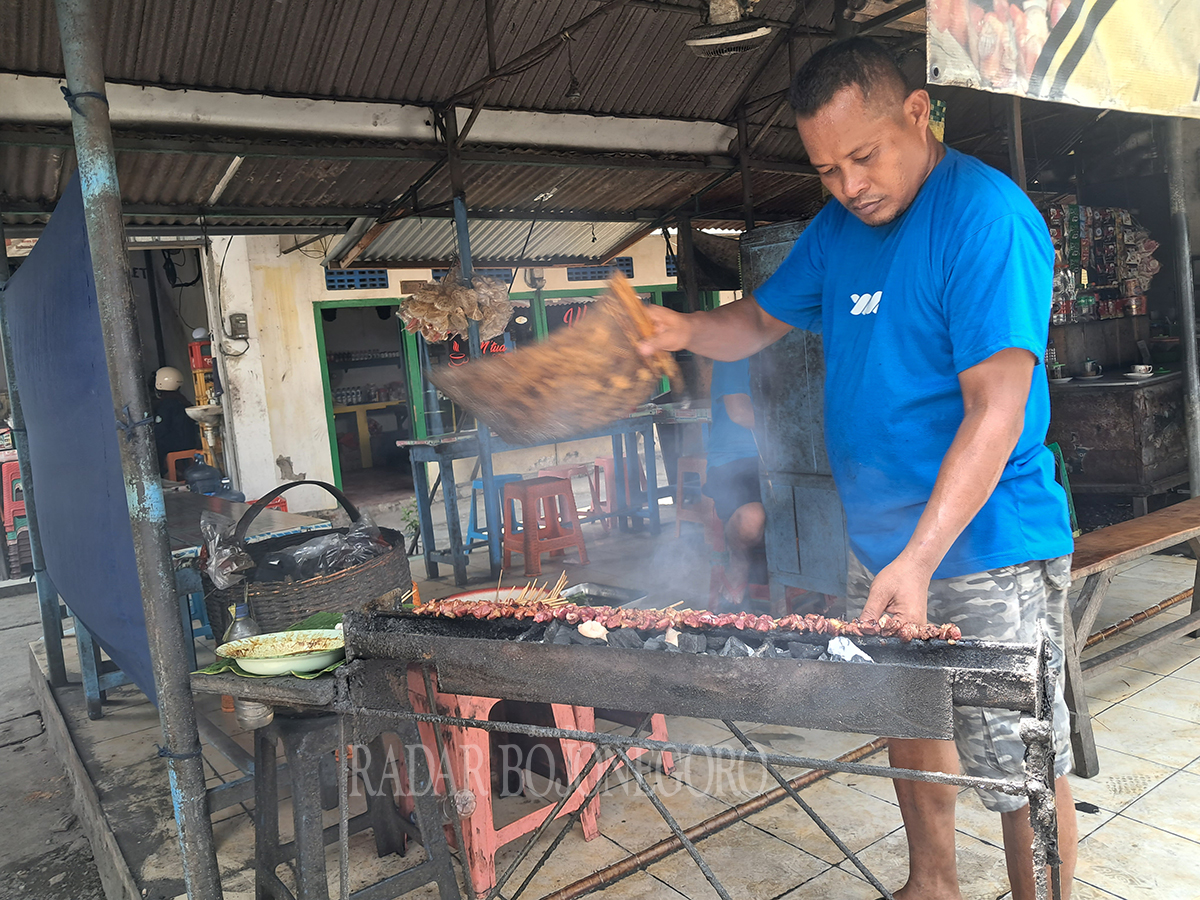 MASUKI GENERASI KETIGA: Sate Sami&rsquo;in yang tetap berdiri sejak dirintis 1970. Pemilihan kambing dan cara membakar yang pas membuat kualitas rasa sate ini terjaga. (GAMAL A/RDR.LMG)