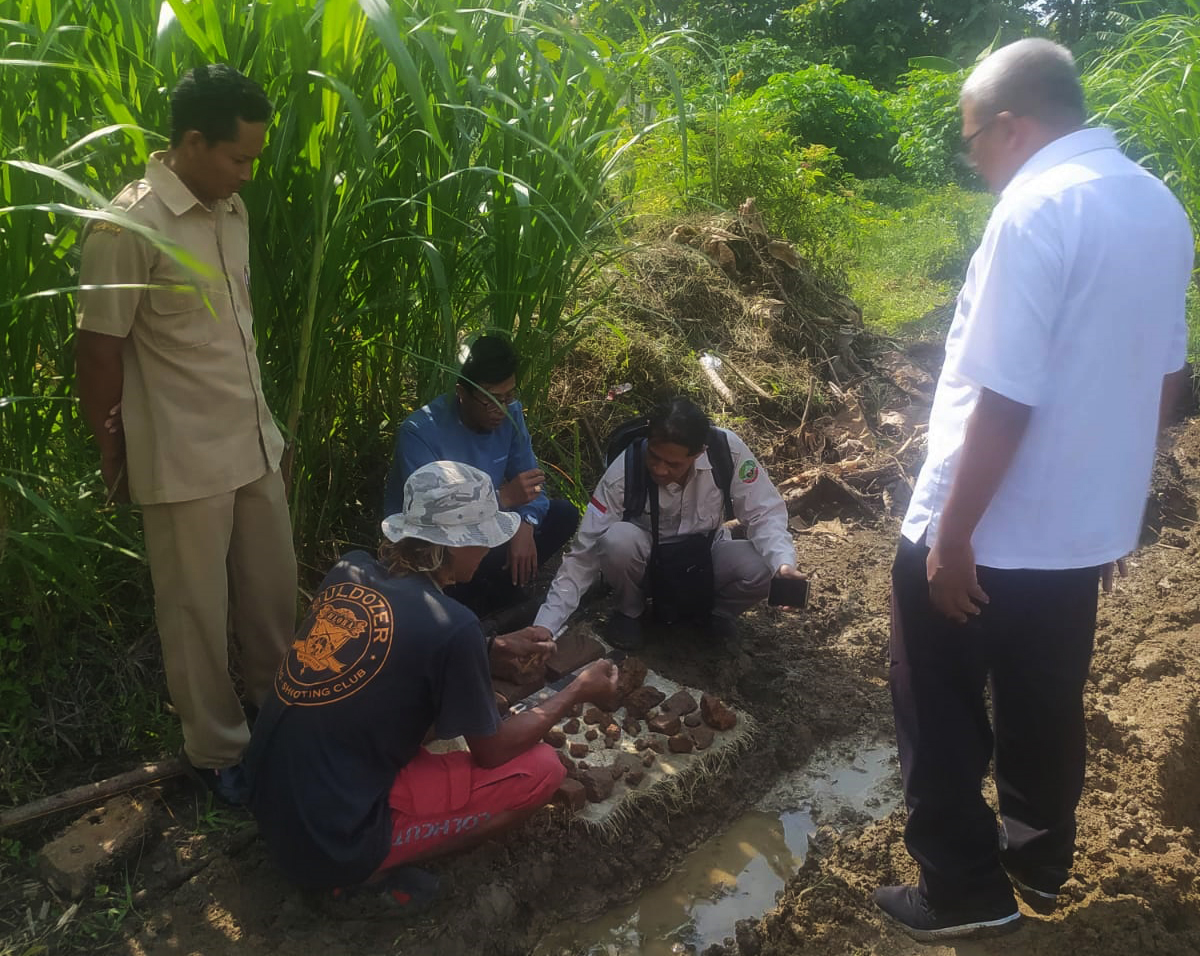 TEMUAN: Tim Dinporabudpar Blora bersama Ipung selaku pemilik lahan sekaligus penemu potongan atau bongkahan batu bata kuno di Desa Buluroto, Kecamatan Banjarejo.(IST/RDR.BJN)