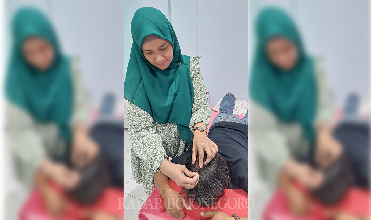 ALTERNATIF: Galih, praktisi akupuntur tampak menusukkan jarum pada kepala pasien di ruang kliniknya turut Kecamatan Cepu. (LUKMAN HAKIM/RDR.BJN)