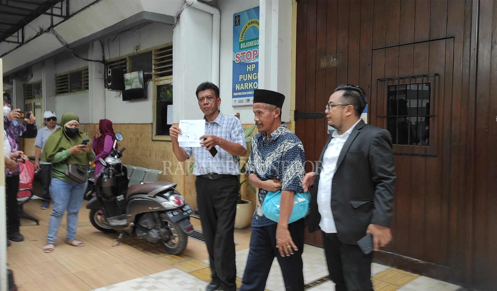 BELUM BEBAS: Suyatno, saat keluar dari tahanan. Saat ini belum bisa tenang, karena kejari masih memproses hukumnya dengan memerbaiki berkas dakwaan. (DHANI ALFIANSYAH/RDR.BJN)