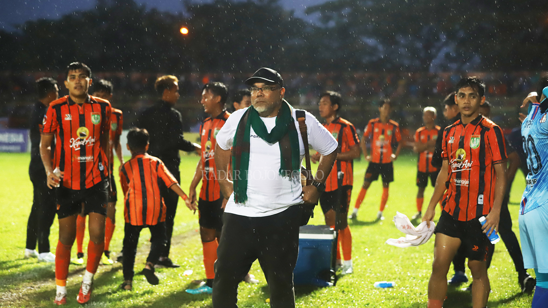 PELATIH: Iwan Setiawan (kaus putih) membidani sekaligus mengawal Persibo hingga memperoleh trofi Juara 1 Liga 3 Jatim. (YUAN EDO/RDR.BJN)