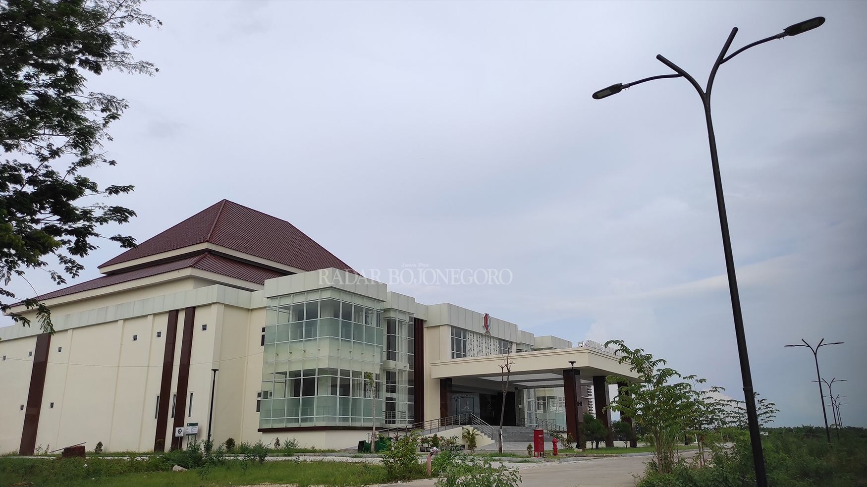 MEGAH: Gedung DPRD Bojonegoro terdiri atas bangunan kantor dan ruang paripurna megah berdiri di Jalan Veteran. (DHANI ALFIANSYAH/RDR.BJN)