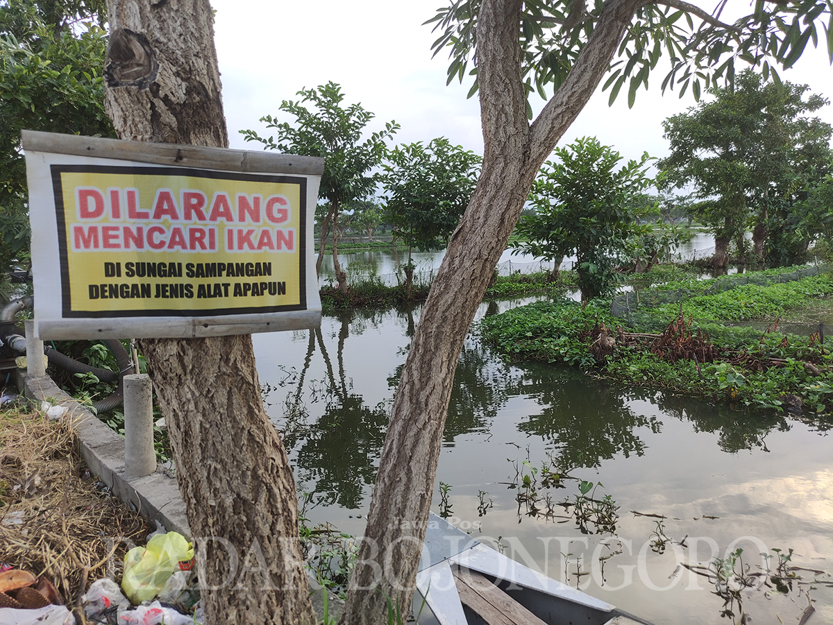 DILARANG CARI IKAN: Salah satu kali yang ada di Lamongan tidak untuk dijadikan tempat memancing. (ANJAR DWI PRADIPTA/RDR.LMG)