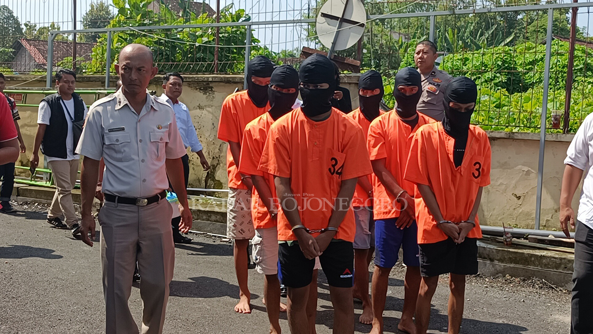 GELAR PERKARA: Polisi merilis hasil penangkapan para tersangka kasus dugaan pembunuhan pelajar di Jalan Bojonegoro-Dander. (YUAN EDO/RADAR BOJONEGORO)