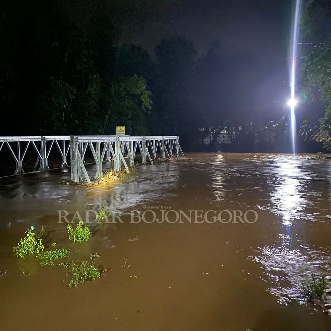 BANJIR BANDANG: Air bah dari hutan memenuhi sungai di Kecamatan Dander. Kondisi ini menjadi langganan sejak penebangan pohon di hutan. (ISTIMEWA/RADAR BOJONEGORO)