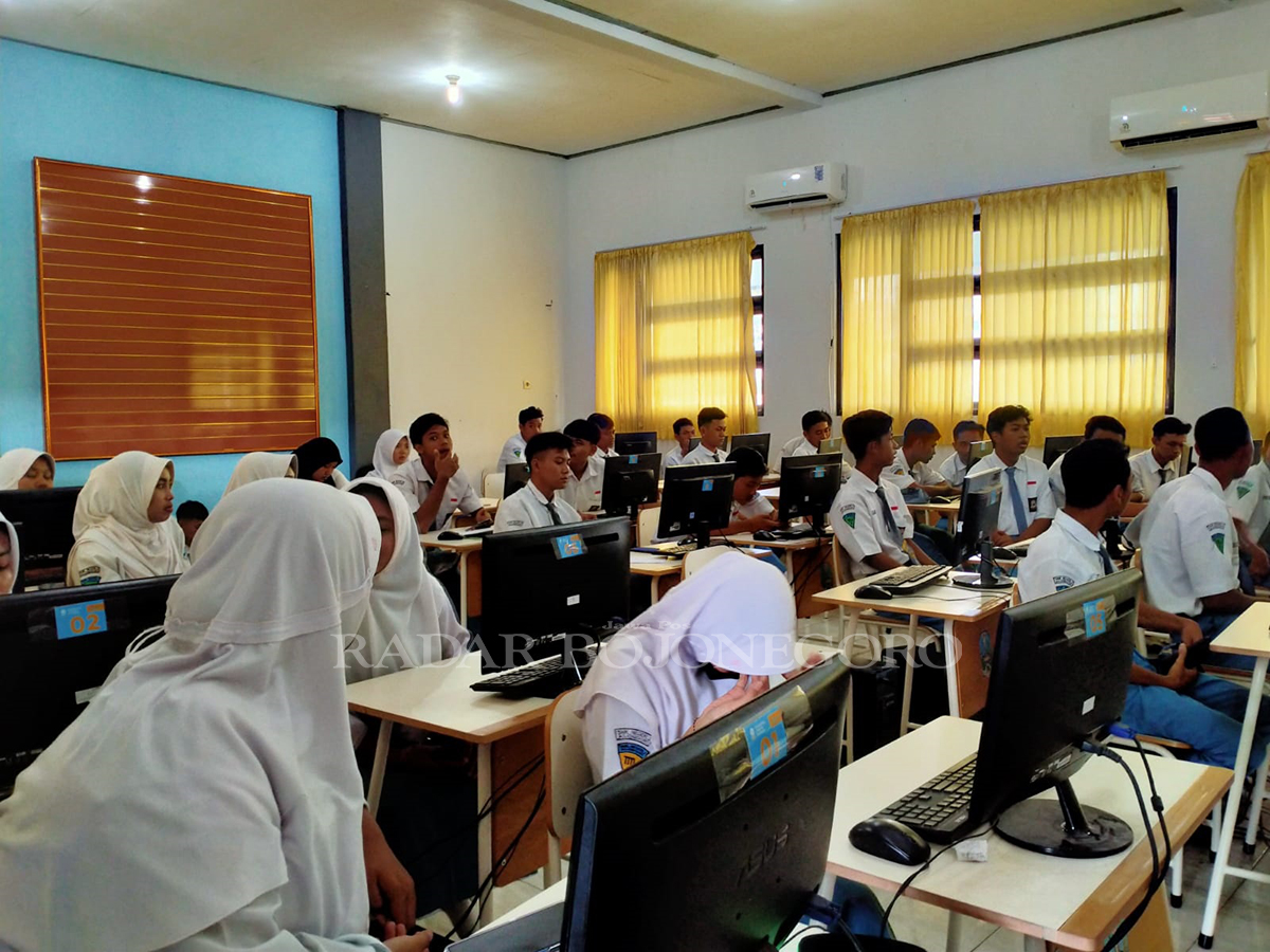 LANCAR: Pelaksanaan Tryout UTBK SNBT Radar Bojonegoro hari pertama Senin (19/2) berlangsung lancar.  (IRVAN RAMADHON/RADAR BOJONEGORO)
