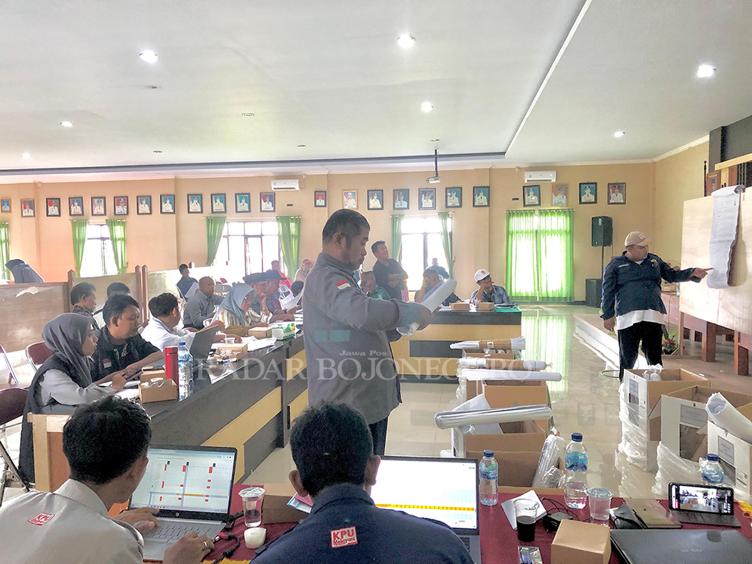 PLENO: Rapat pleno rekapitulasi suara Pemilu 2024 di berbagai kecamatan di Blora sedang berlangsung. Bawaslu temukan beberapa perbedaan hasil rekap dengan Formulir C hasil. (RAHUL/RADAR BOJONEGORO)