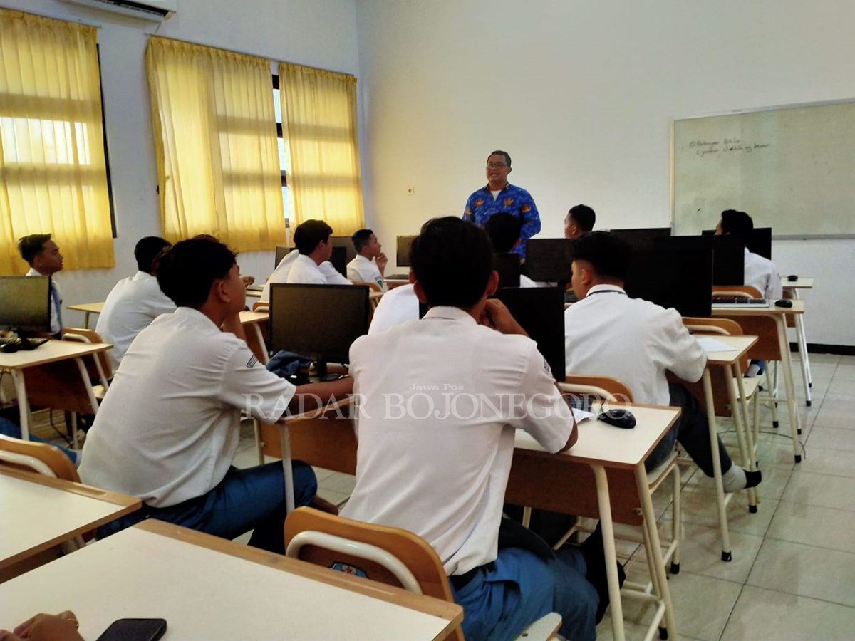 DUKUNG PENUH: Pelaksanaan tryout UTBK SNBT Jawa Pos Radar Bojonegoro di salah satu sekolah berjalan lancar Selasa (20/2) (M. IRVAN RAMADHAN/RADAR BOJONEGORO)