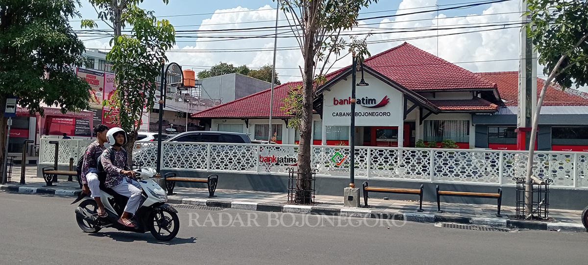 TEMPAT SALUR: Penyaluran bansos kemiskinan dilakukan melalui Bank Jatim. Tampak pengendara melewati Bank Jatim Bojonegoro turut Kelurahan Ledok Wetan, Kecamatan Bojonegoro Kota.