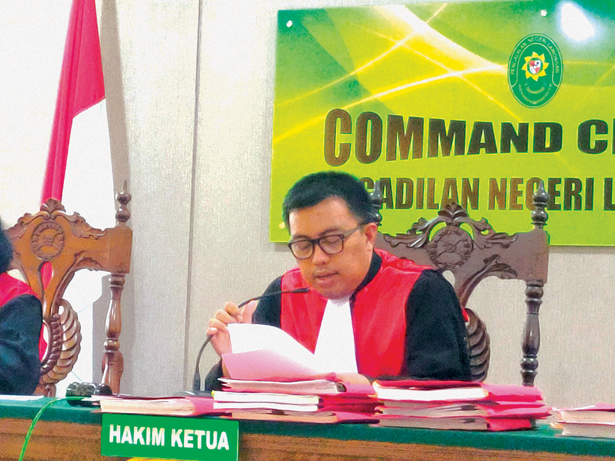 BACA PUTUSAN: Hakim Ketua PN Lamongan membacakan vonis bagi terdakwa peredaran pil dobel L. (IST/RDR.LMG)