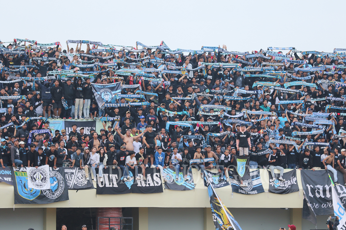 SETIA BERSAMAMU: Suporter selalu memenuhi tribun ketika Persela bermain di kandang. (ANJAR DWI PRADIPTA/RDR.LMG)