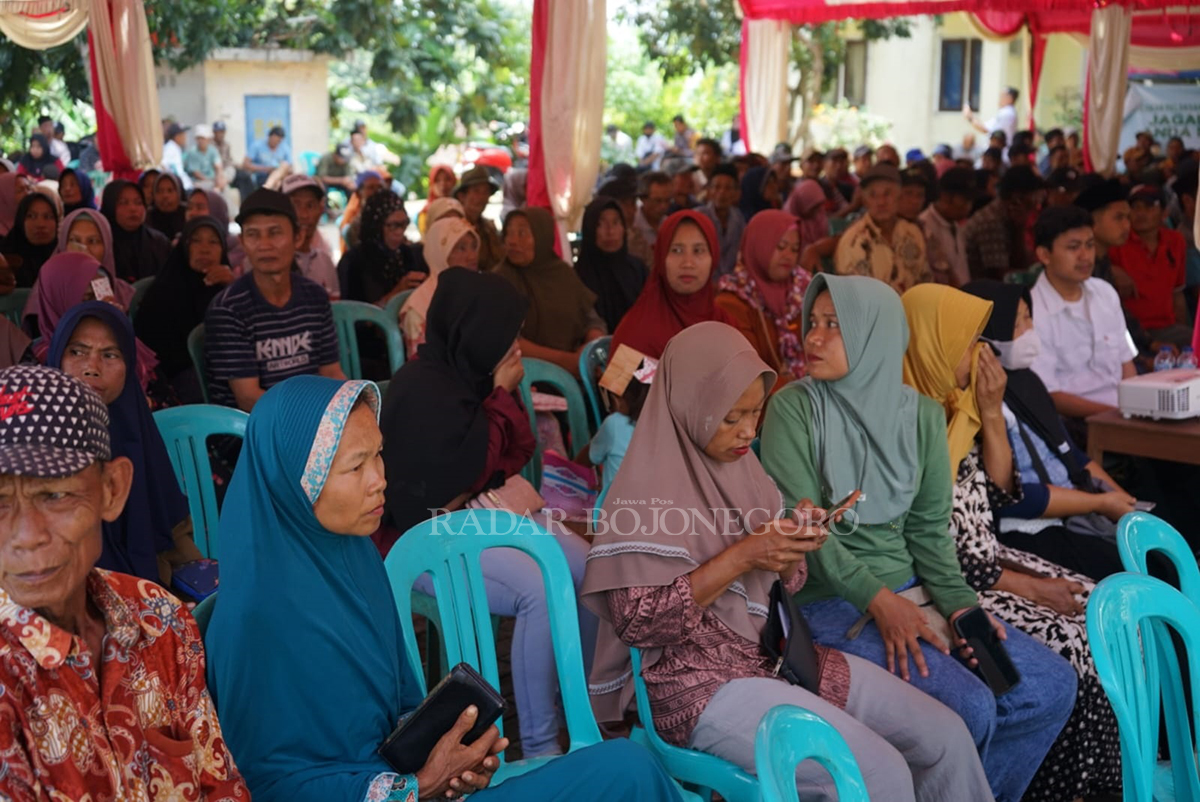 MENYIMAK: Warga terdampak proyek pembangunan Bendungan Cabean menghadiri sosialisasi di Kecamatan Todanan.  (LUKMAN HAKIM/RADAR BLORA)