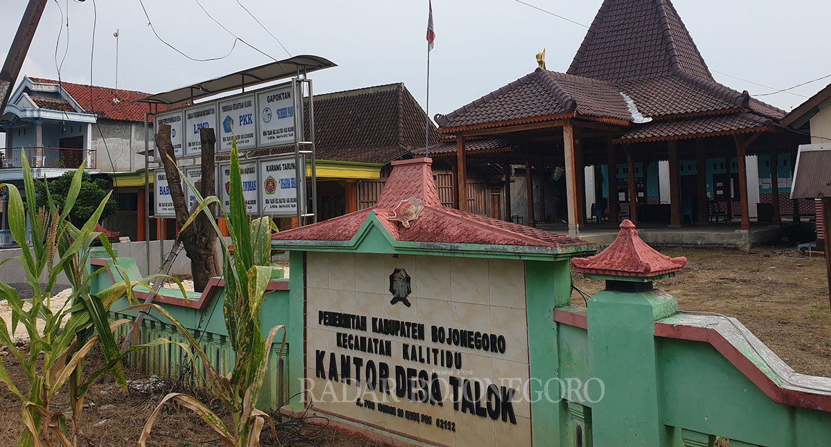 SEPI: Balai Desa Talok, Kecamatan Kalitidu terlihat sepi. Roda pemerintahan mandek karena konflik internal pemdes. (HAKAM ALGHIVARI/RDR.BJN)