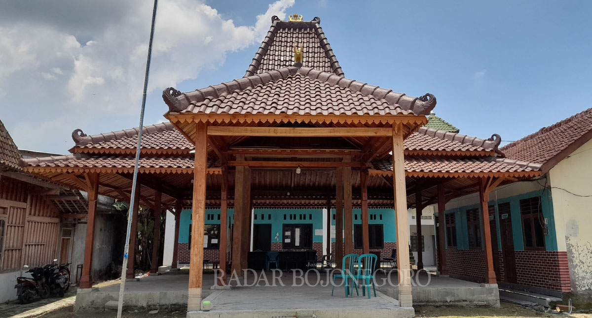 SEPI: Balai Desa Talok, Kecamatan Kalitidu terlihat sepi. Roda pemerintahan mandek karena konflik internal pemdes. (DEWI SAFITRI/RDR.BJN)