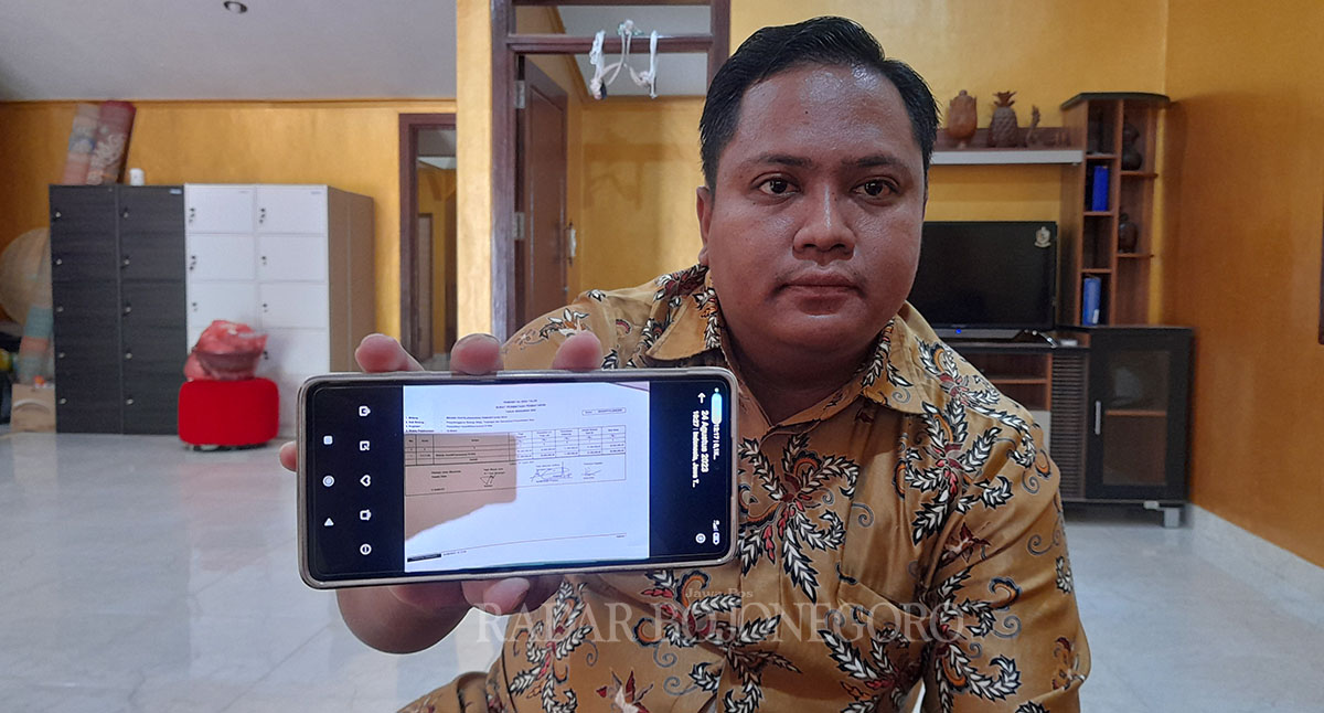 TUNJUKKAN BUKTI: Sekdes Talok menunjukkanbukti terkait dinamika di desanya. (DEWI SAFITRI/RDR.BJN)