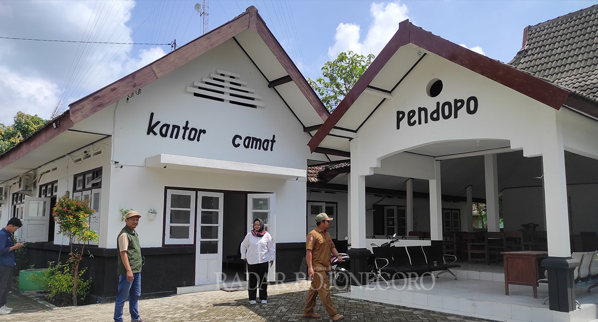 MASIH KOKOH: Rumah dinas sekaligus kantor Camat Bubulan ini masih kokoh sejak 1950. Jadi jujugan wisatawan dan objek penelitian terkait sejarah Kecamatan Bubulan. (DHANI ALFIANSYAH/RDR.BJN)
