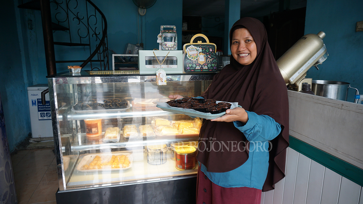 BERKUALITAS: Atik Kariasih menunjukkan salah satu kue dari tangan dinginnya. (HAKAM ALGHIFARI/RDR.BJN)