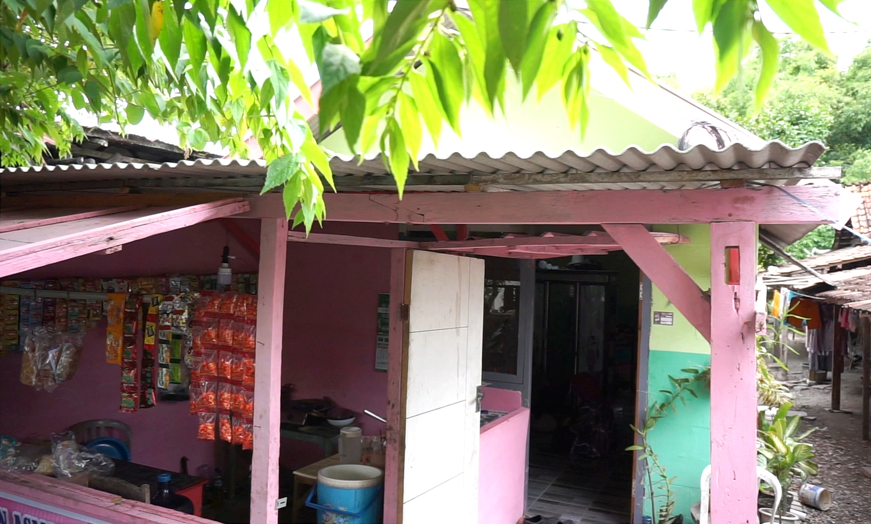 Terbantu: KPM memanfaatkan rumah layak huni dari bantuan program aladin sebagai tempat tinggal dan sekaligus usaha.