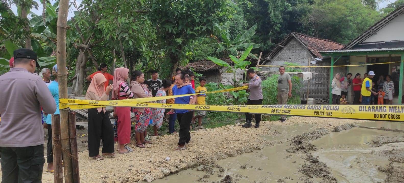 LUMPUR: Semburan lumpur di Desa Sidomulyo, Kecamatan Kedungadem kembali menggegerkan warga kemarin (25/2). Semburan itu sudah terjadi tiga kali di lokasi sama. (IST/RADAR BOJONEGORO)