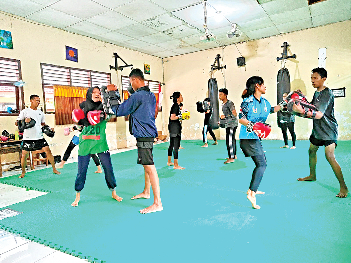 RUTIN BERLATIH: Atlet muaythai Lamongan yang mayoritas berasal dari wilayah selatan berlatih bersama. (IST/RDR.LMG)