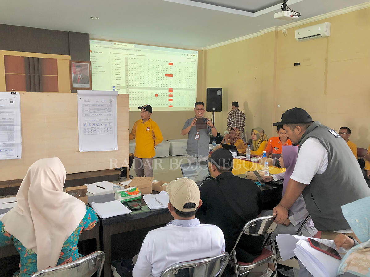 MONITORING: Bawaslu Blora fokus memantau hasil rekapitulasi suara di beberapa kecamatan. (RAHUL OSCARRA DUTA/RADAR BLORA)