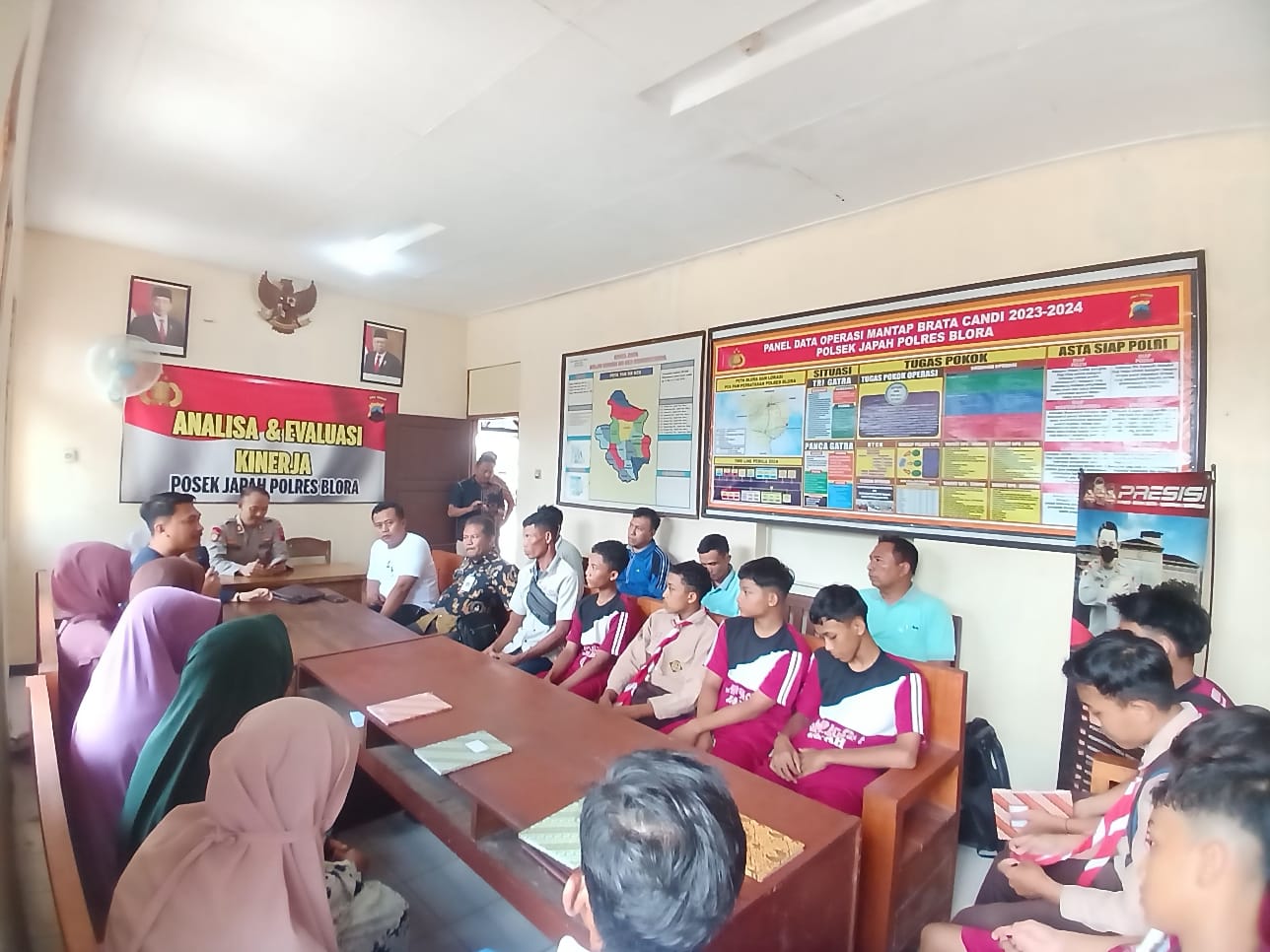 MEDIASI: Korban dan para pelaku perundungan SMP di Kecamatan Japah masing-masing didampingi orang tua wali jalani mediasi di kantor Polsek Japah (IST/RADAR BLORA)