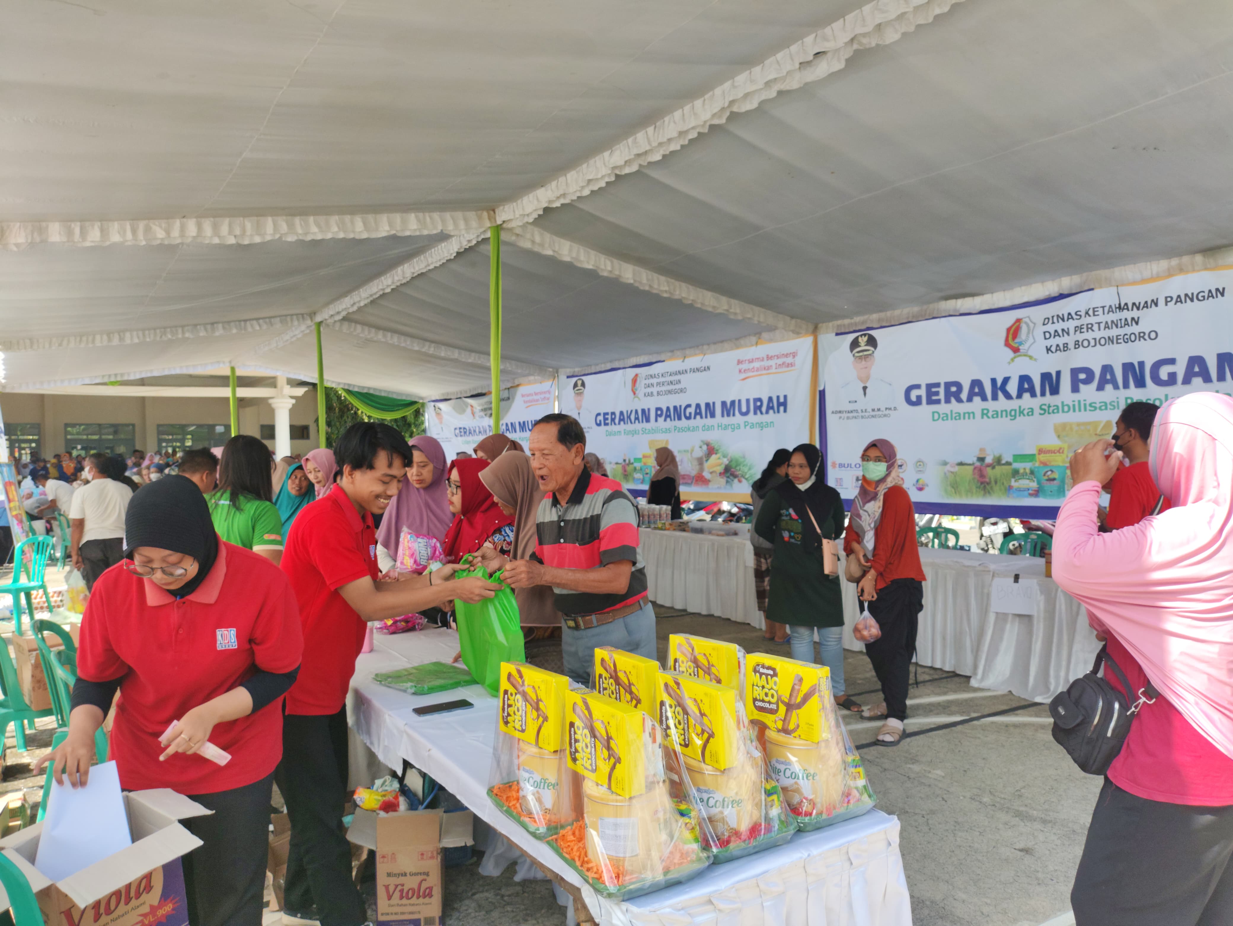 Masyarakat tampak antusias mengantri belanja aneka kebutuhan sembako dalam operasi pasar murah.