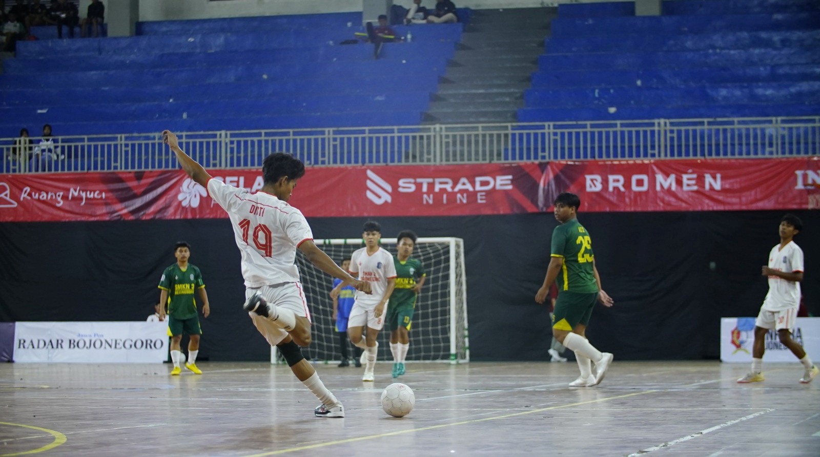KETAT: Memasuki pekan ke delapan persaingan merebutkan klasemen Bojonegoro Futsal League sementara semakin ketat  (ISTIMEWA/RADAR BOJONEGORO)