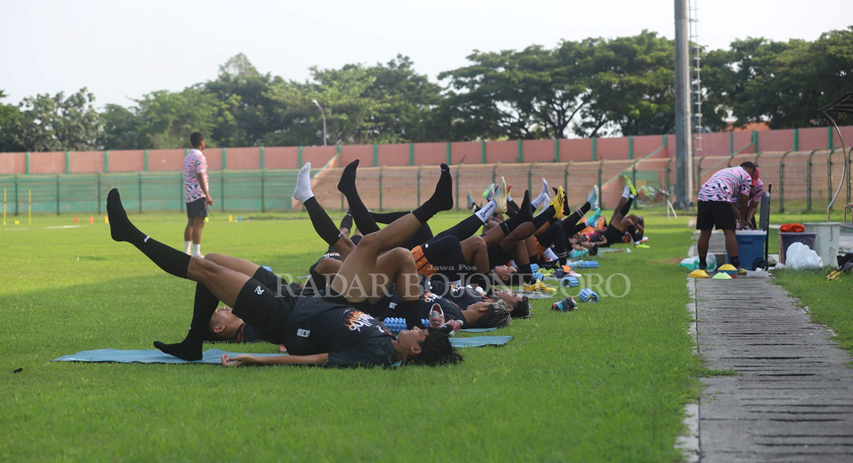 LATIHAN: Di masa jeda ini, Persibo sedang latihan persiapan menghadapi putaran nasional April mendatang. (YUAN EDO/RADAR BOJONEGORO)