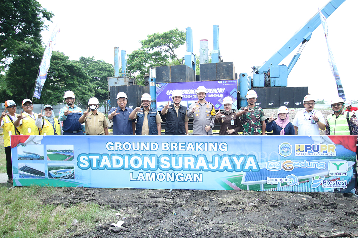 KEBERSAMAAN: Bupati Yes bersama Forkopimda Lamongan dan petugas teknis saat acara groundbreaking Stadion Surajaya, Selasa (27/2). (ANJAR DWI PRADIPTA/RDR.LMG)