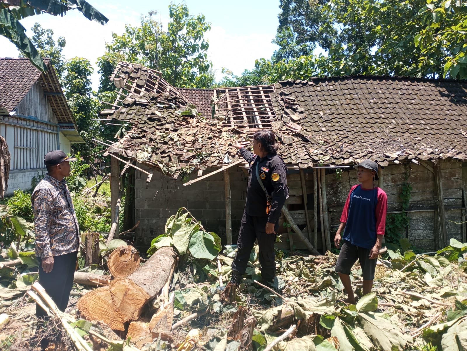 EVAKUASI: TRC BPBD bersama warga dan aparat setempat mengecek sejumlah rumah di Kecamatan Kedungtuban yang diterjang angin kencang. (IST/RADAR BLORA)