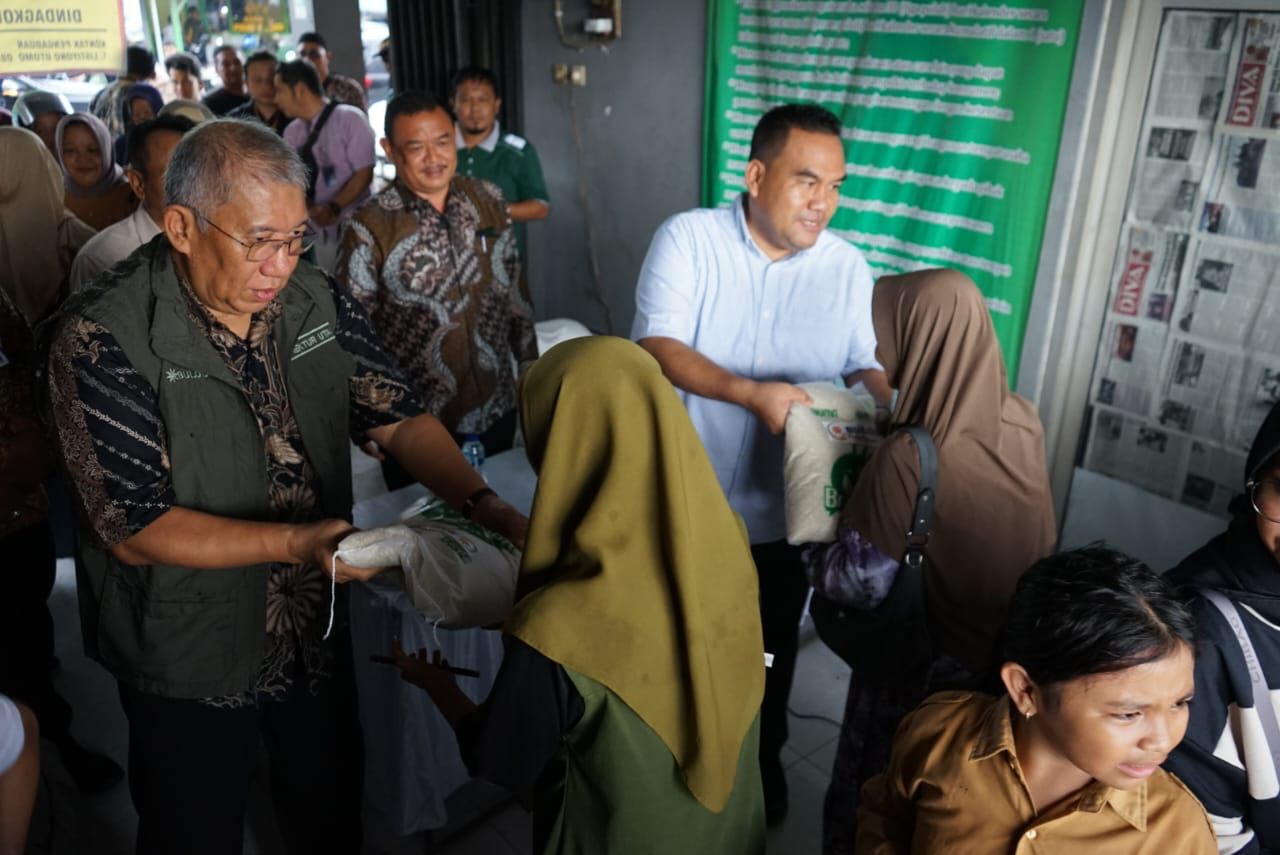 BANTUAN: Bupati Blora Arief Rohman bersama Dirut Bulog Bayu Krisnamurthi salurkan bantuan beras kepada para pedagang Pasar Ngawen yang menjadi korban kebakaran. (IST/RADAR BLORA)