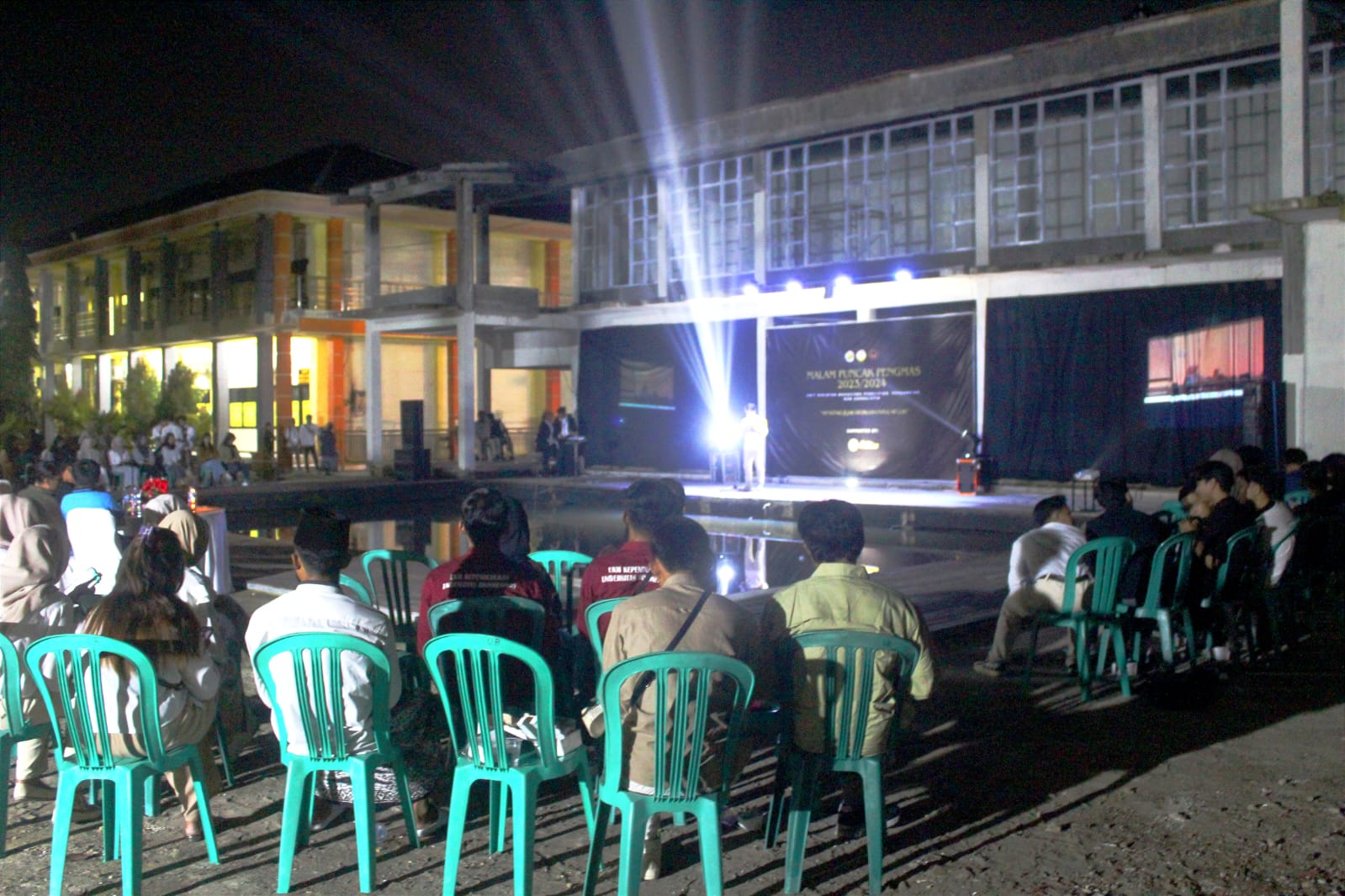 Meriahnya acara Malam Puncak Pengabdian Masyarakat UKM P2J Universitas Bojonegoro.