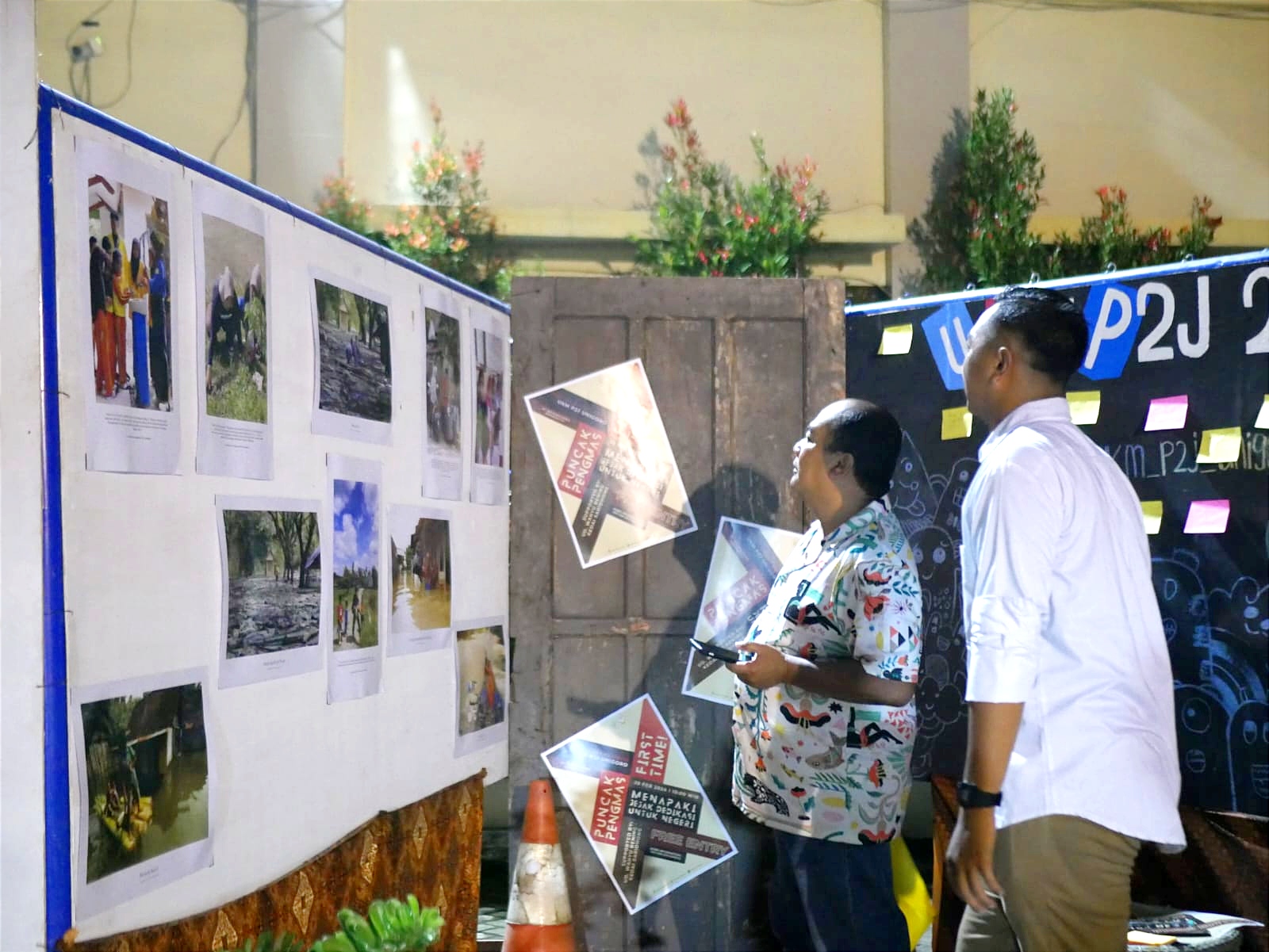 Ketua Yayasan Suyitno Arif Januarso kunjungi stan pameran foto jurnalistik dalam acara Malam Puncak Pengabdian Masyarakat UKM P2J Universitas Bojonegoro.