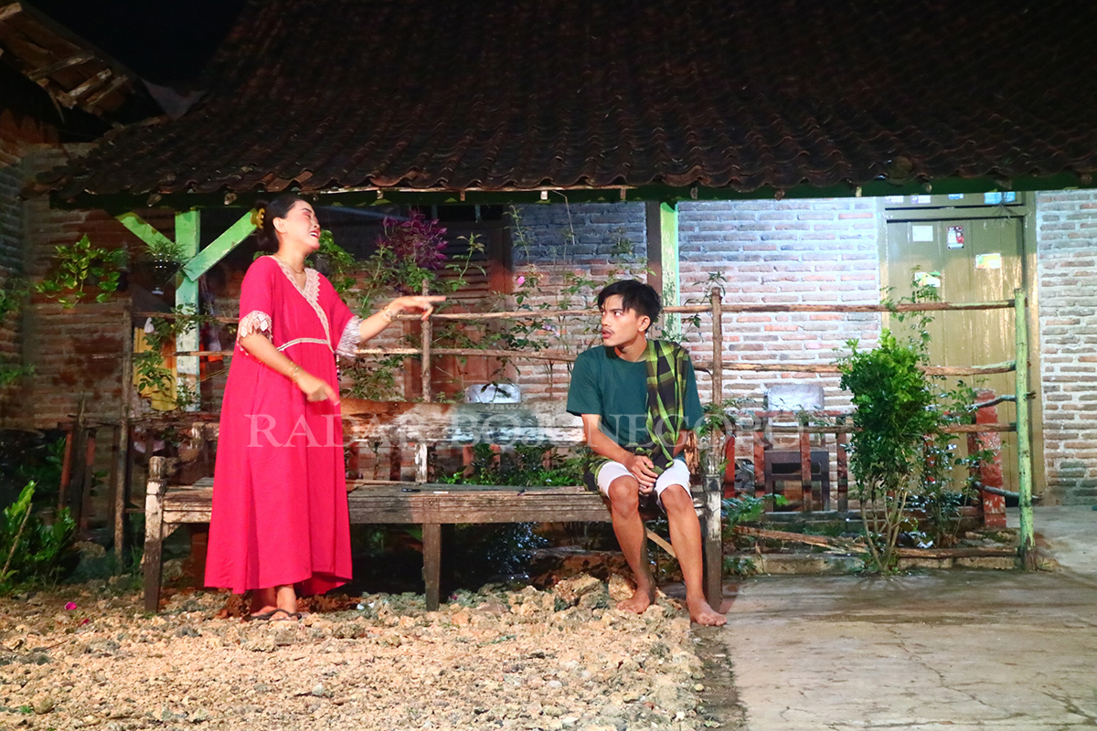 SEADANYA:Teater Gabud bermain peran di halaman rumah warga dengan fasilitas seadanya.  (WAHYU DHANI ALFIANSYAH/RADAR BOJONEGORO)