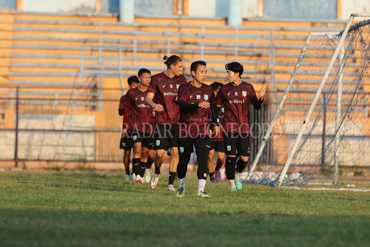 BERI SINYAL: Jonathan Campbell, Kim Do-Hyun, dan Lee Yu-Jun menjadi pemain yang pantas dipertahankan Persela untuk musim depan. (ANJAR DWI PRADIPTA/RDR.LMG)