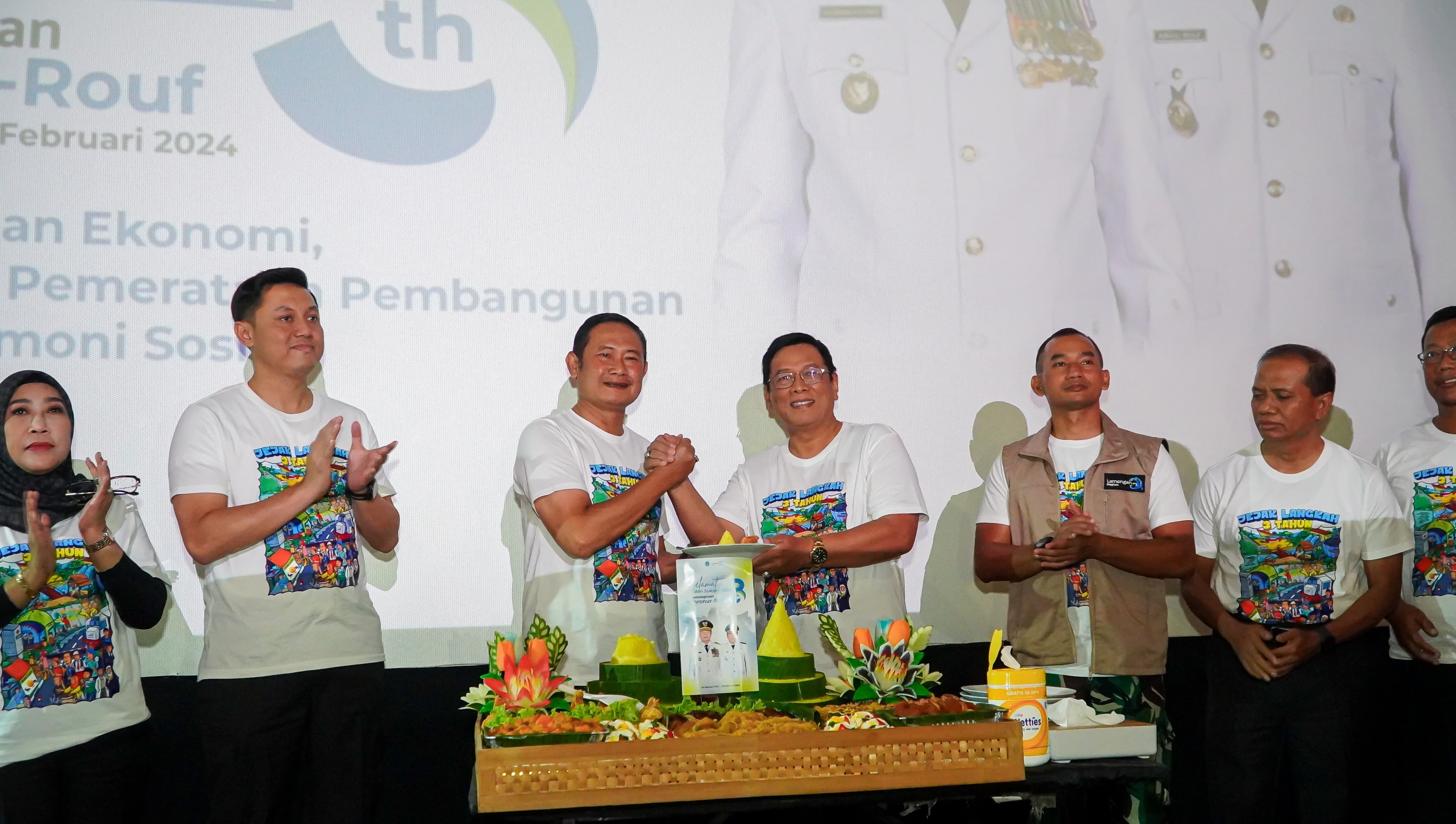 SOLID: Bupati Yes menyerahkan potongan tumpeng kepada Wabup Abdul Rouf yang menandai kebersamaan memimpin Lamongan selama tiga tahun. (IST./RDR.LMG)