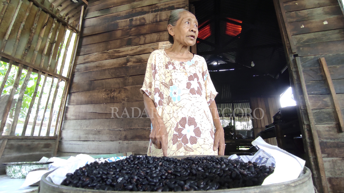 SANGRAI KOPI: Samijah sedang sangrai kopi dengan cara tradisional.  (DHANI WAHYU ALFIANSYAH/RADAR BOJONEGORO)