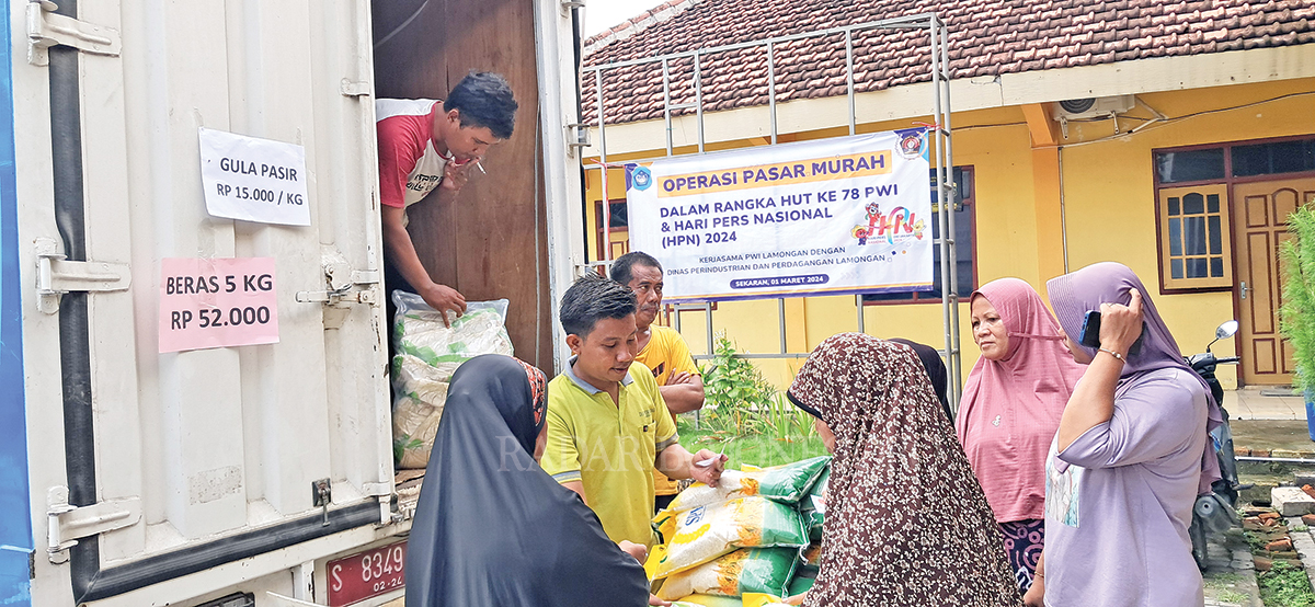 DIJUAL DI BAWAH HARGA PASARAN: Operasi pasar murah di Desa/Kecamatan Laren kemarin siang (1/3) yang digelar PWI Lamongan dalam rangka memperingari Hari Pers Nasional (HPN). (GAMAL A/RDR.LMG)