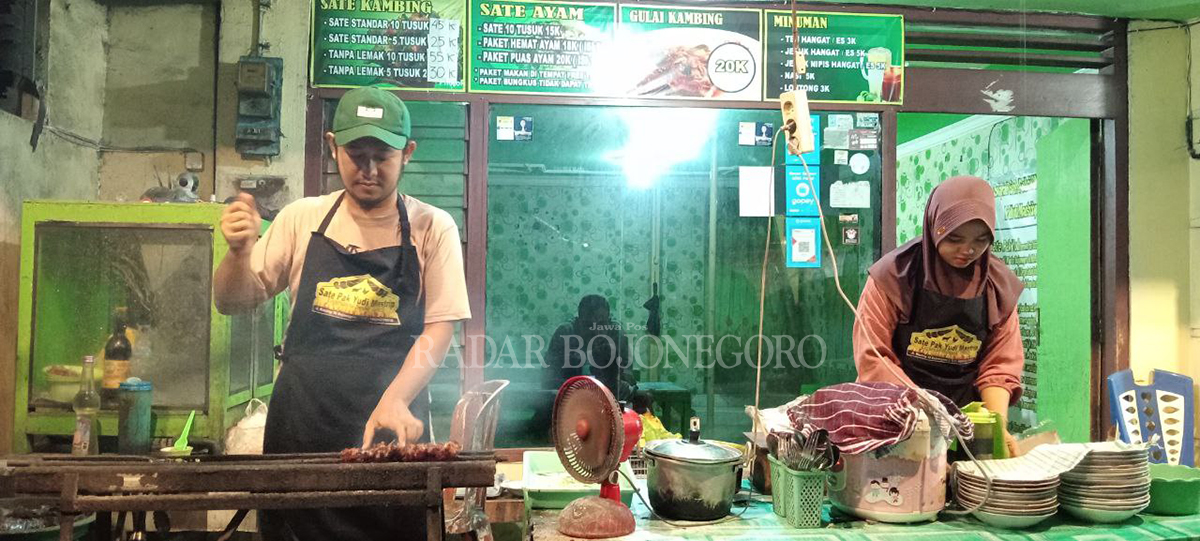 BAKAR SATE: Rudi sedang membakar sate di warungnya. Memiliki pelanggan tetap karena memertahankan racikan bumbu khasnya dari timur tengah. (YANA DWI KUNIYA WATI/RDR.BJN)
