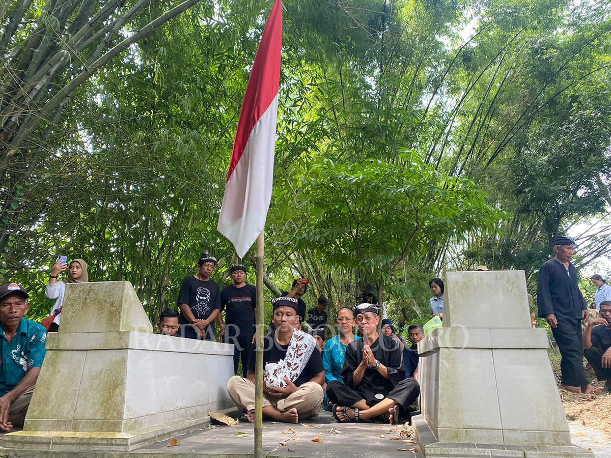 MAKAM LELUHUR: Warga Samin Bojonegoro memindahkan tanah makam leluhurnya Samin Surosentiko di Bojonegoro. (DHANI WAHYU ALFIANSYAH/RDR.BJN)