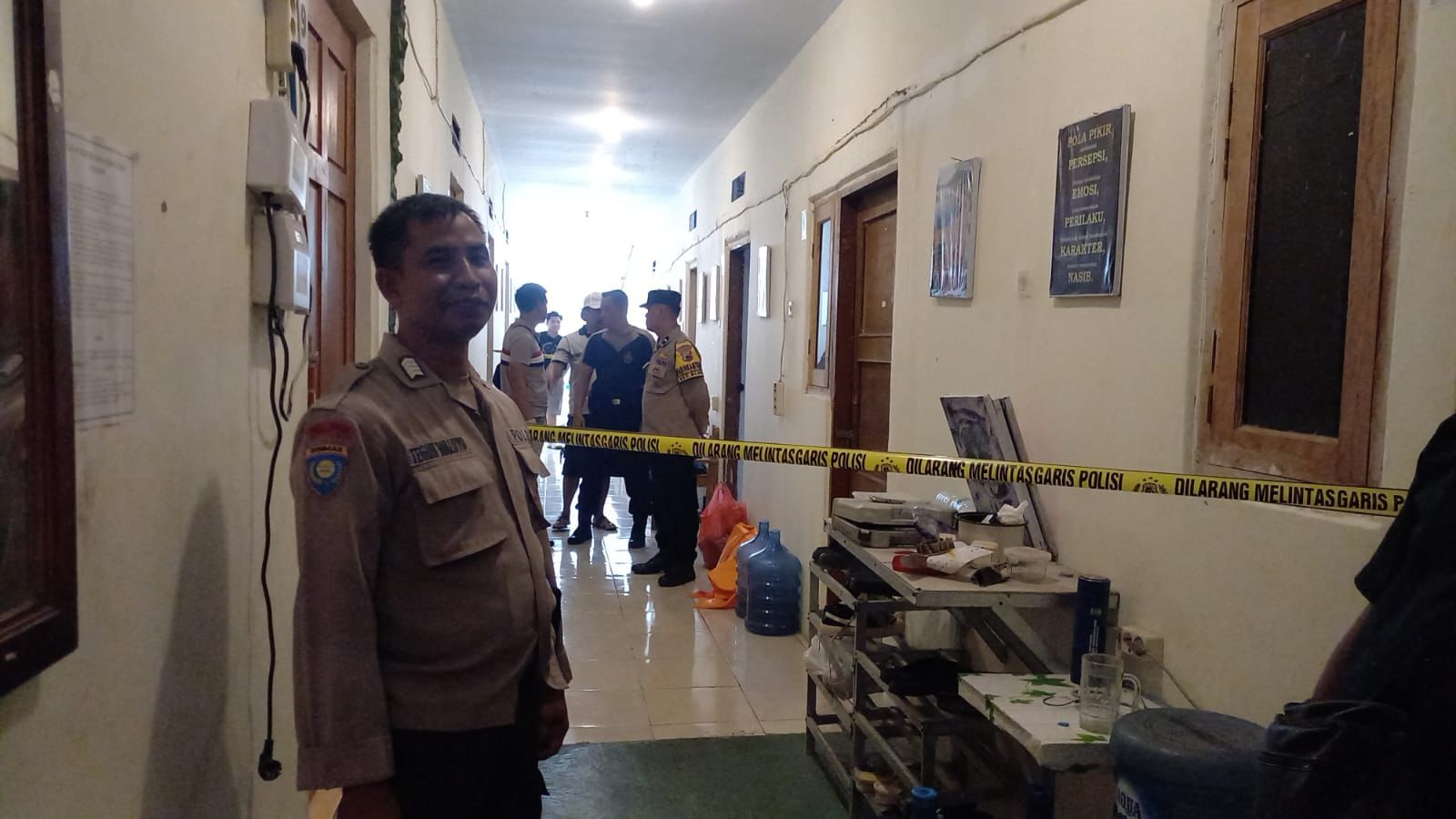 OLAH TKP: Petugas Polsek Blora Kota memasang garis polisi saat olah TKP meninggalnya seorang gadis di kamar kos turut Kelurahan Kunden, Kecamatan/Kabupaten Blora,&nbsp;Jawa&nbsp;Tengah. (IST/RADA