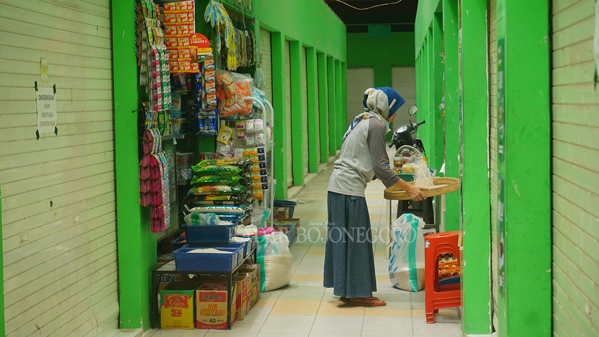 BERAS MAHAL: Di tengah mahalnya harga beras, Yuni pedagang sembako di Pasar Banjarejo justru fokus menawarkan aneka varian beras kepada para pembeli. (YUAN EDO/RDR.BJN)