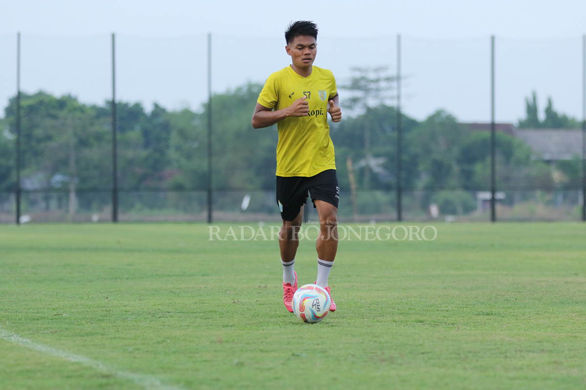 MASIH BETAH: Rafiud Drajat saat masih berlatih bersama tim Persela musim lalu. Kini, Rafiud pulang kampung sembari menunggu perpanjangan kontrak dari manajemen.  (ANJAR DWI PRADIPTA/RDR.LMG )
