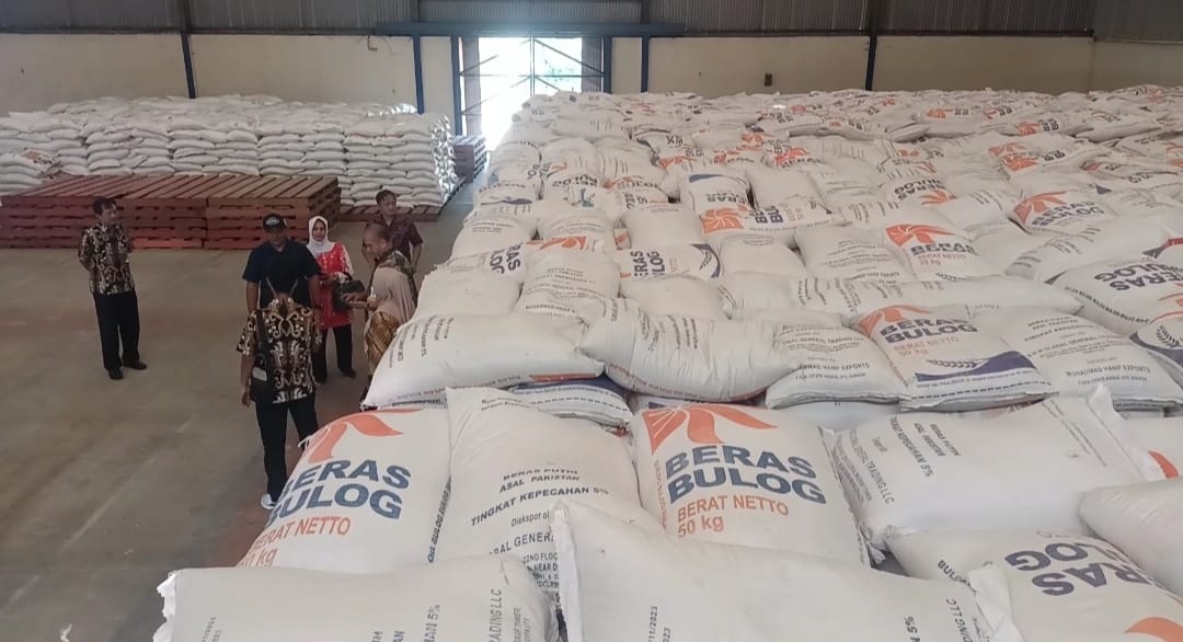 SIDAK: TPID Bojonegoro lakukan sidang di gudang Bulog Bojonegoro pada Februari lalu. (IST/RDR.BJN)