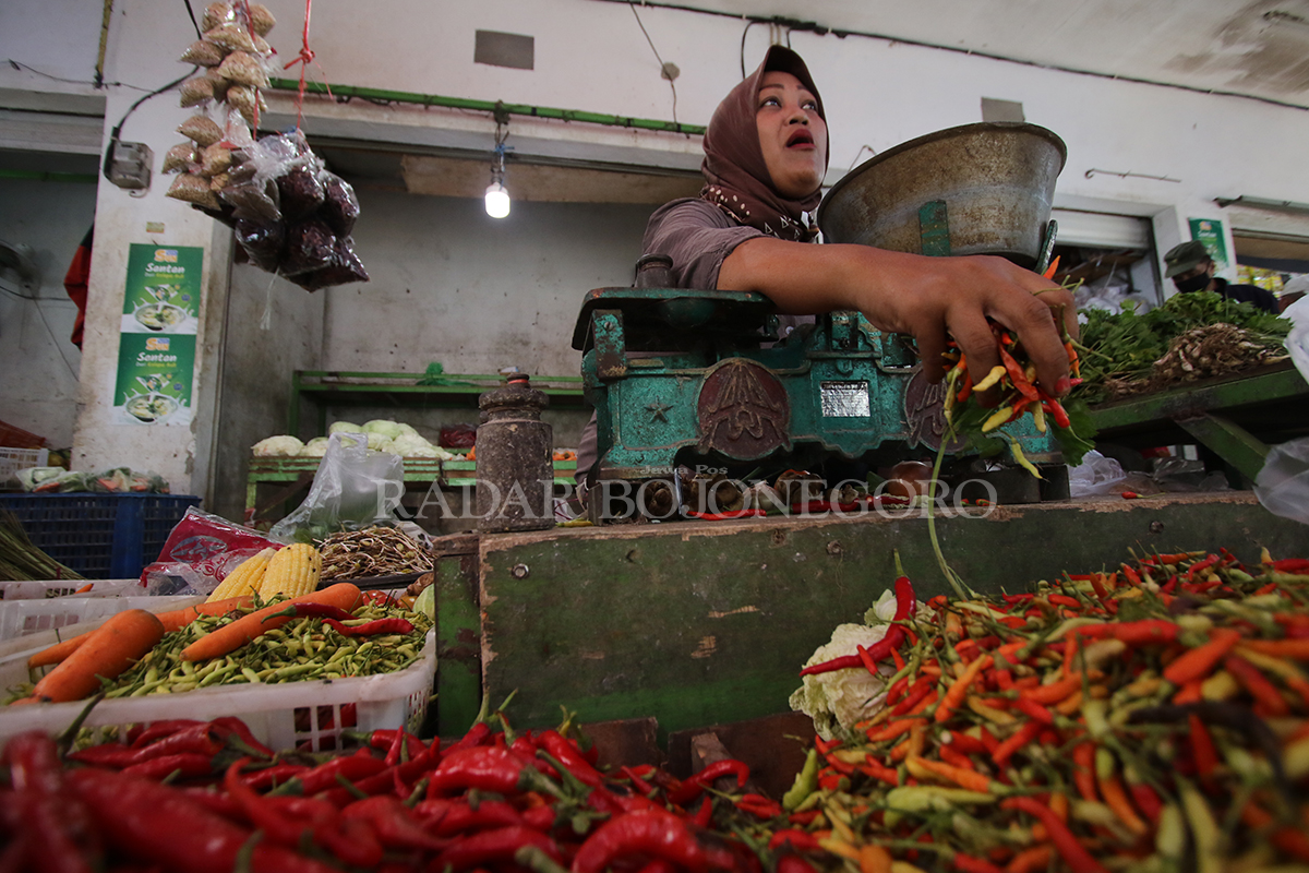 HARGA NAIK: Cabai yang dijual di salah satu pasar tradisional di Lamongan.  (ANJAR DWI PRADIPTA/RDR.LMG )