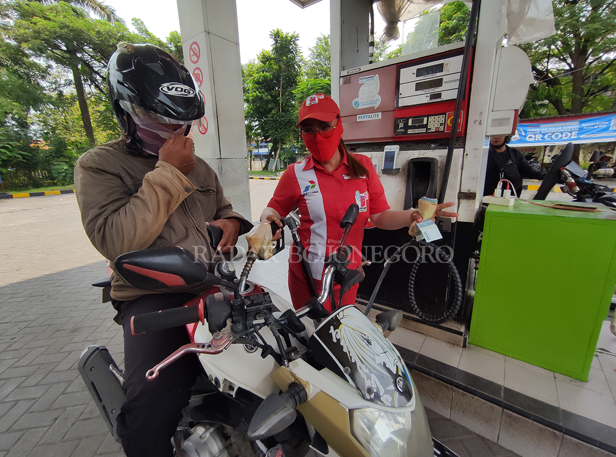 RAMAI: Salah satu operator di salah satu SPBU melayani konsumen.   (ANJAR DWI PRADIPTA/RDR.LMG )